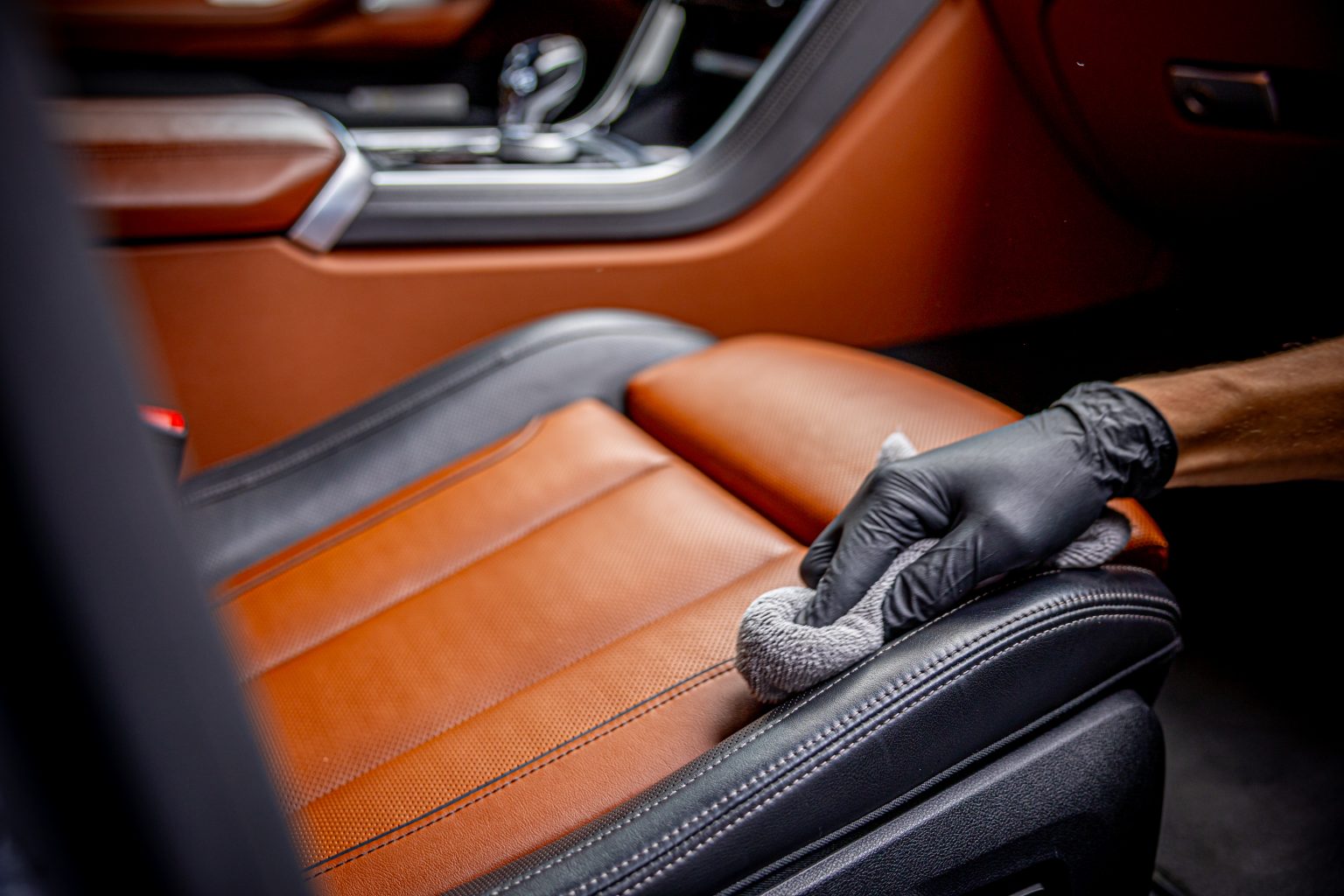 Stoomreinigen van een leren stoel