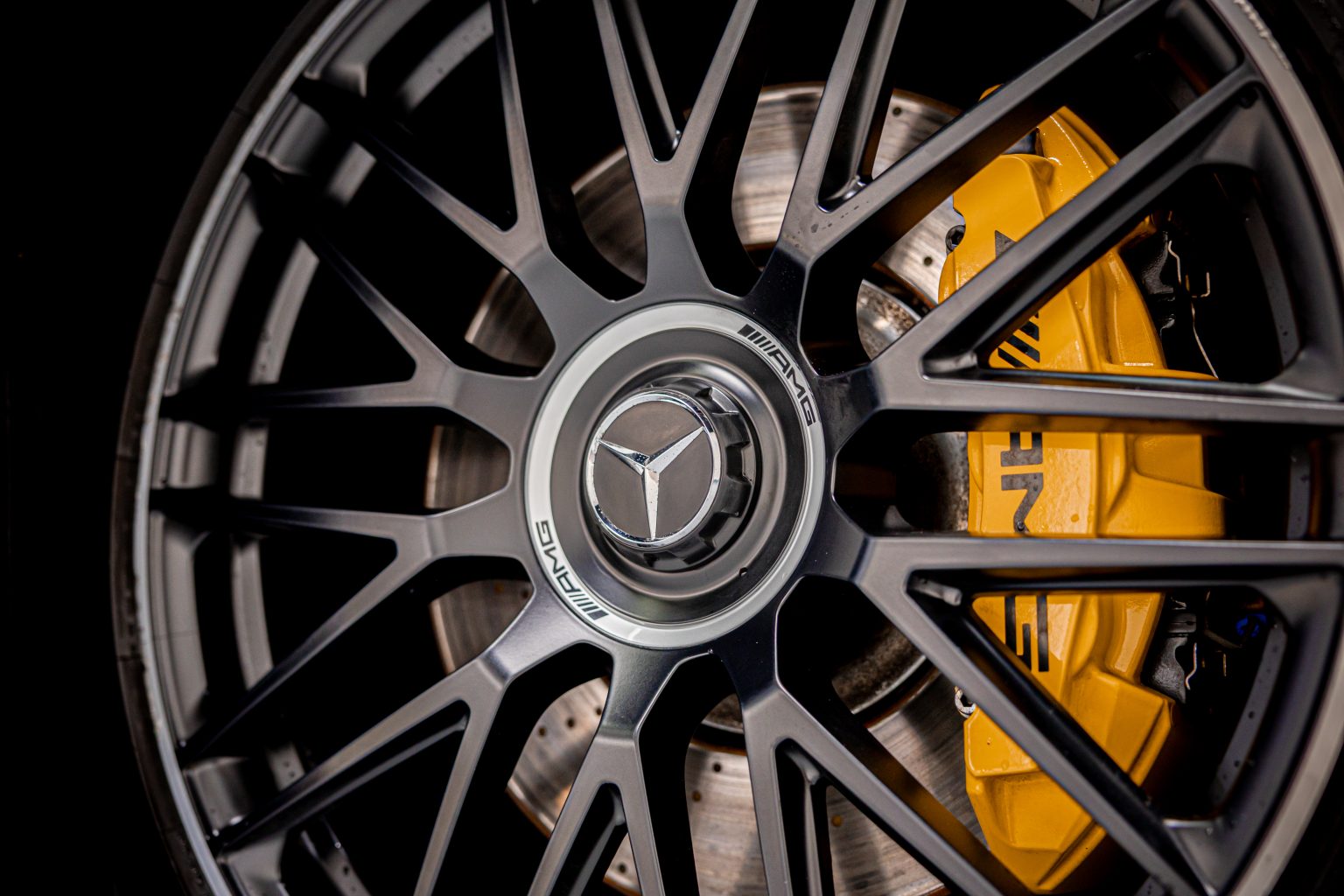 Remklauw en velg bij auto detailing in Den Haag, Blinkpunt Monster